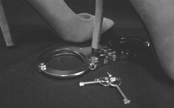 Handschellen bietet oft das erste Spielzeug der Wahl für Paare die sich mit BDSM beschäftigen wollen